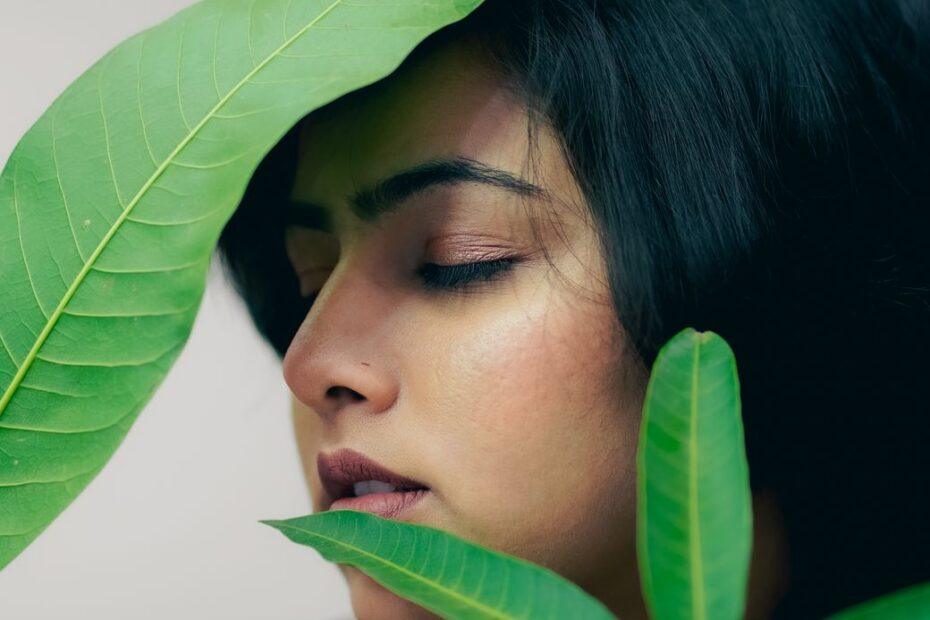 Illustration of How to Build a Beauty Routine Around Your Actual Schedule