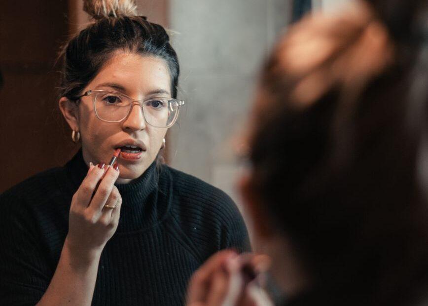 Illustration of How to Build a Beauty Routine That Fits a Busy School Morning