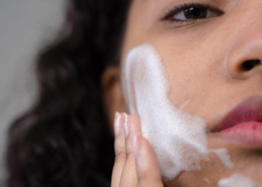 Illustration of How to Choose Between Cream, Gel, and Foam Cleansers