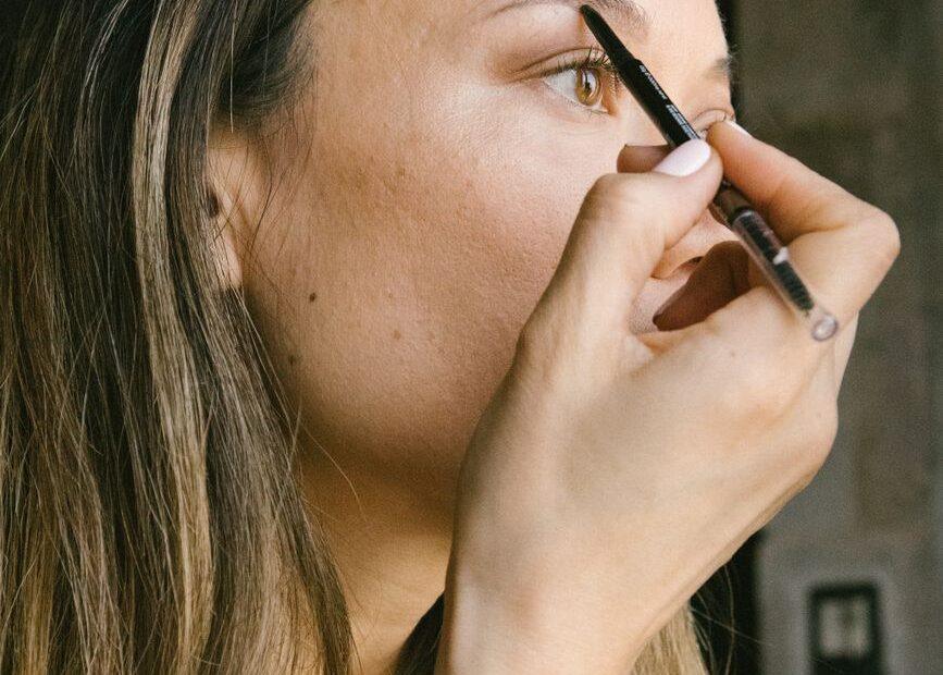Illustration of How to Shape Eyebrows Gently Without Overdoing It