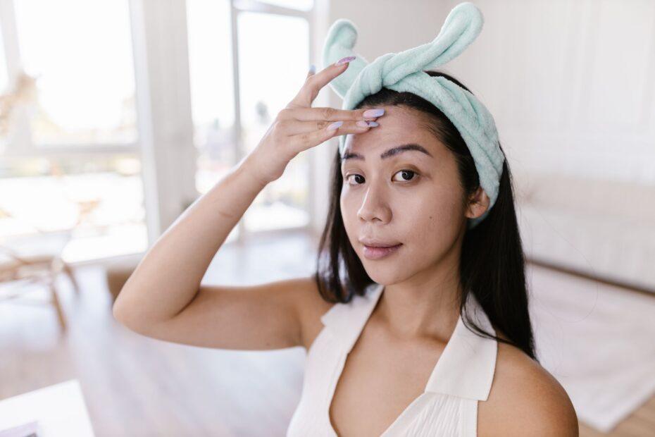 Illustration of The Everyday Habits Behind Healthy Skin Without Heavy Makeup
