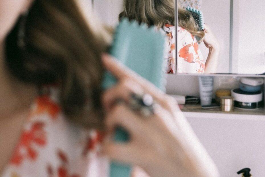 Illustration of The Everyday Habits Behind Long-Lasting, Healthy Hair