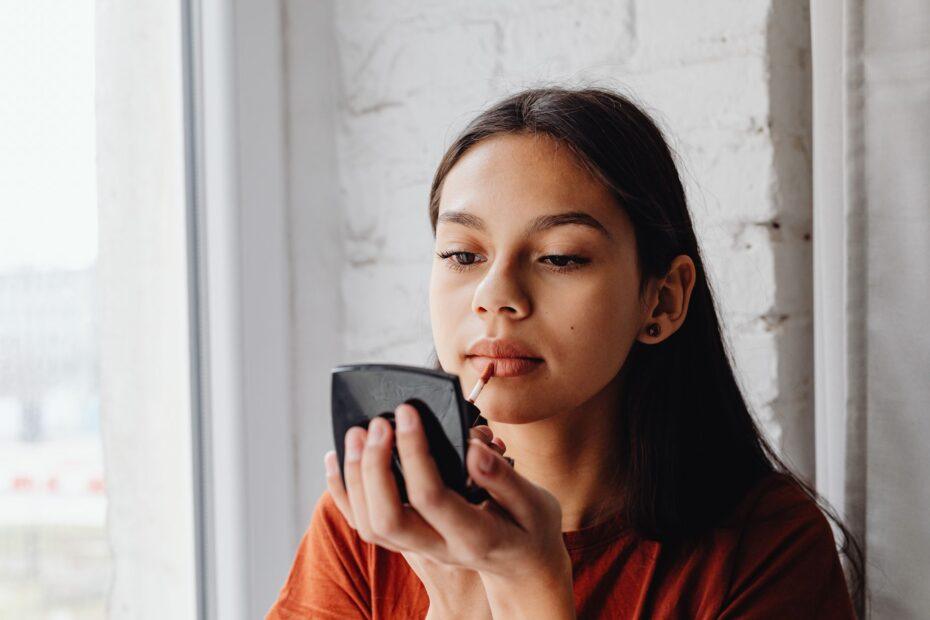Illustration of The Simple Steps Behind a Natural, Everyday Makeup Look