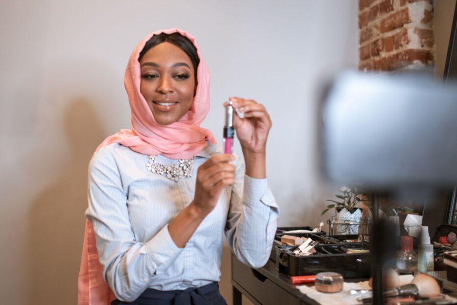 Illustration of The Simple Steps Behind a Quick, Natural Makeup Routine
