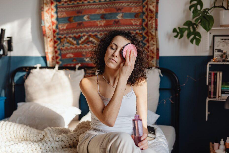 Illustration of The Simple Steps Behind Removing Makeup Properly Every Night