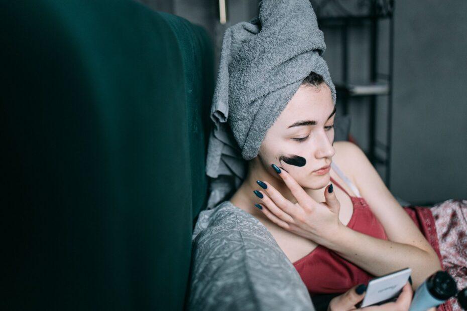 Illustration of Why Certain Skincare Myths Still Confuse First-Time Users