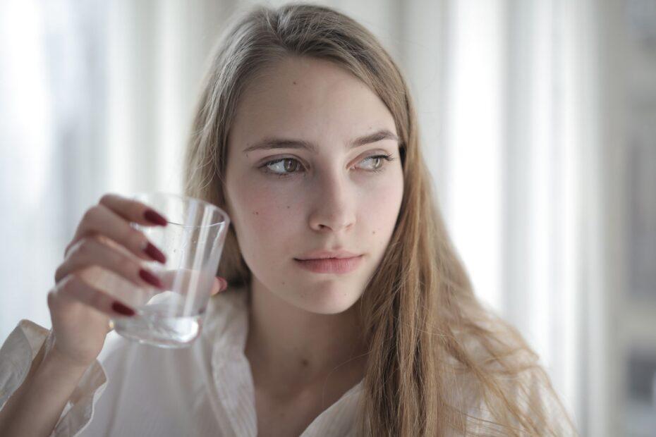 Illustration of Why Drinking Enough Water Reflects in the Way Skin Looks